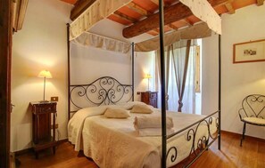 5 bedrooms, iron/ironing board, travel crib, free WiFi