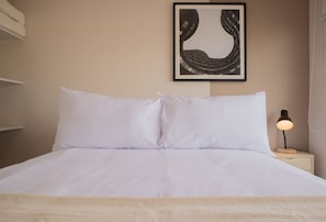 2 habitaciones, escritorio, tabla de planchar con plancha y wifi 