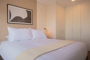 2 bedrooms, desk, iron/ironing board, WiFi