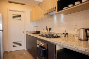 Geladeira, micro-ondas, fogão, cooktop