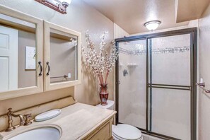 Shower, hair dryer, towels - Serene 3BR Home in Kent with Modern Comforts (Kent)