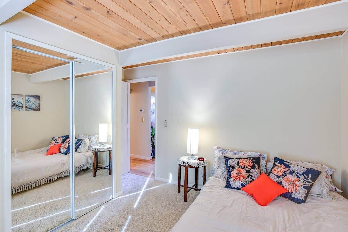 Een strijkplank/strijkijzer, wifi, beddengoed