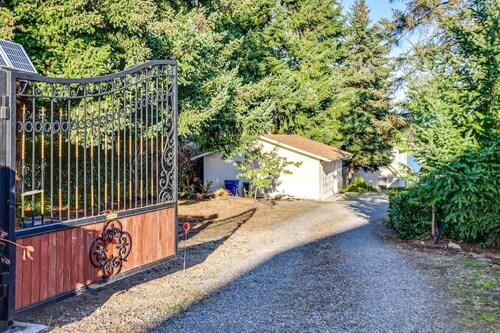 Serene 3BR Home in Kent with Modern Comforts