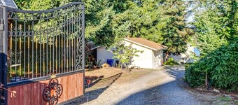 Serene 3BR Home in Kent with Modern Comforts