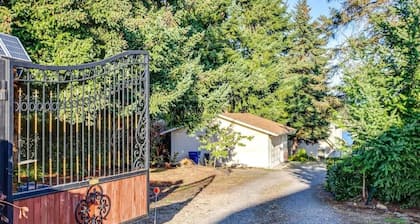 Serene 3BR Home in Kent with Modern Comforts