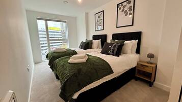 2 bedrooms, desk, iron/ironing board, WiFi