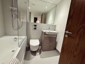 Dusche, Haartrockner, Handtücher, Shampoo