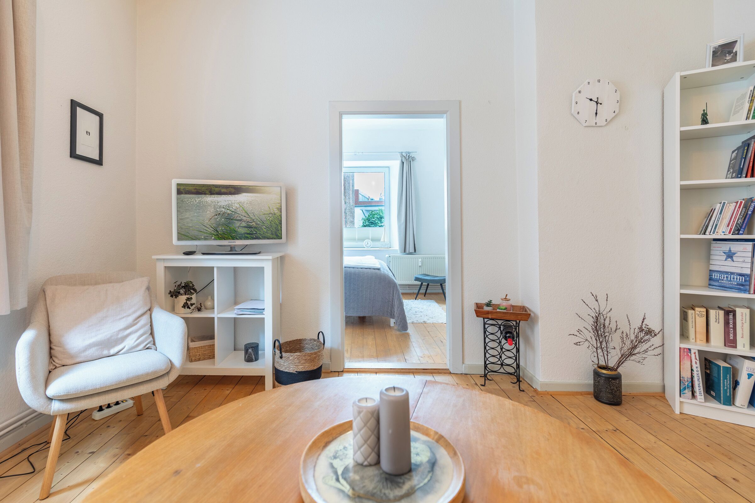 Fernseher, Bücher, Stereoanlage