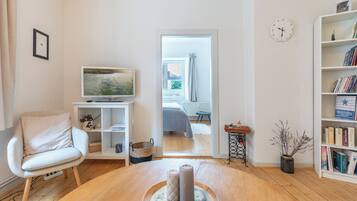 TV, livros, aparelho de som