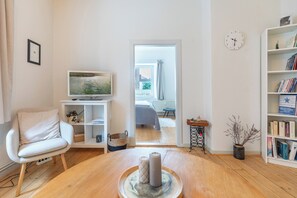 TV, livros, aparelho de som