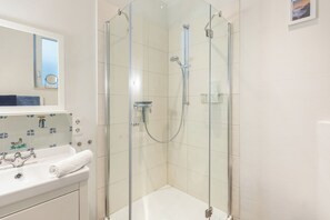 Douche, sèche-cheveux
