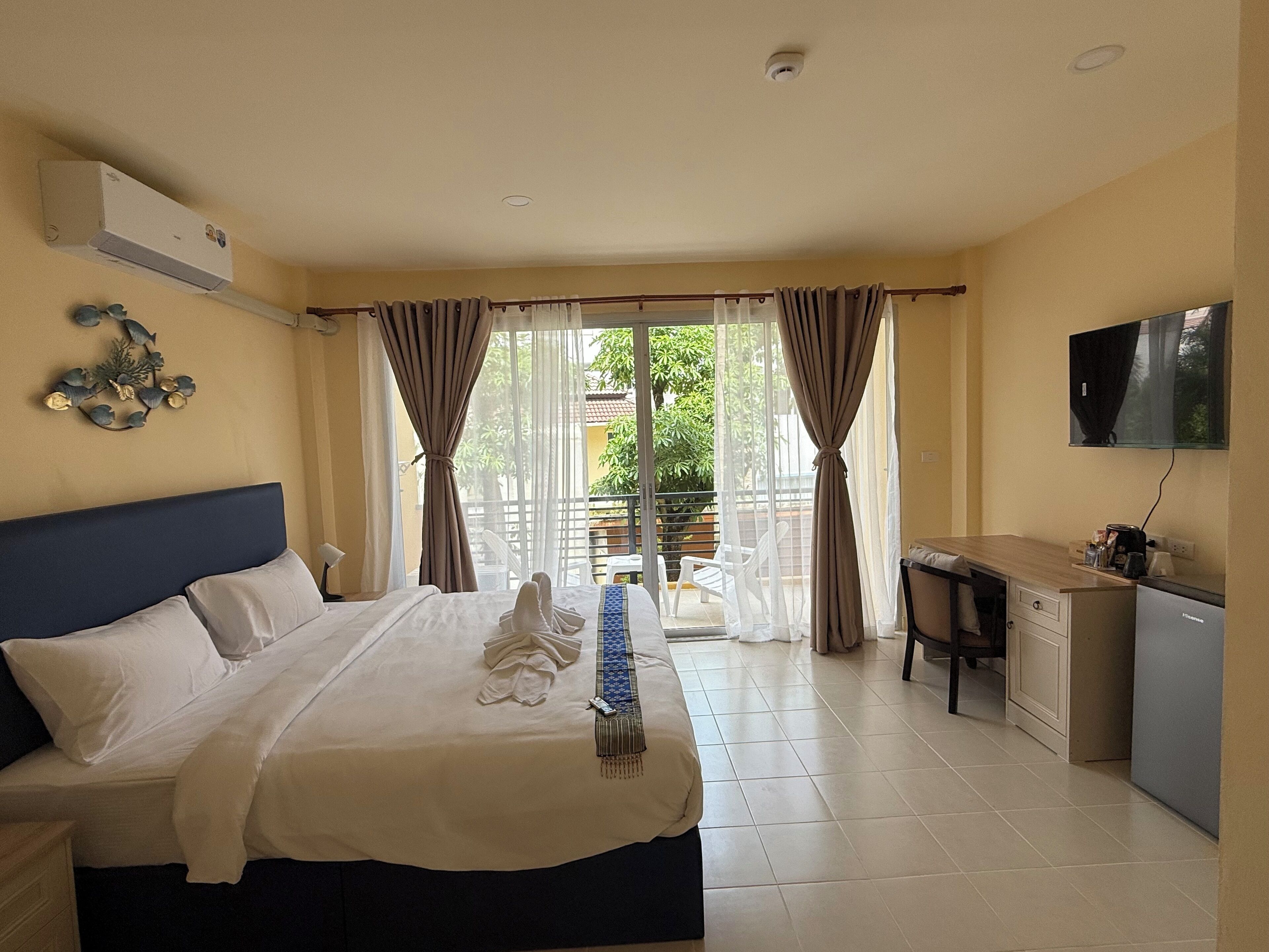 Superior Double Room, Garden View | Meja, ruang kerja komputer riba 