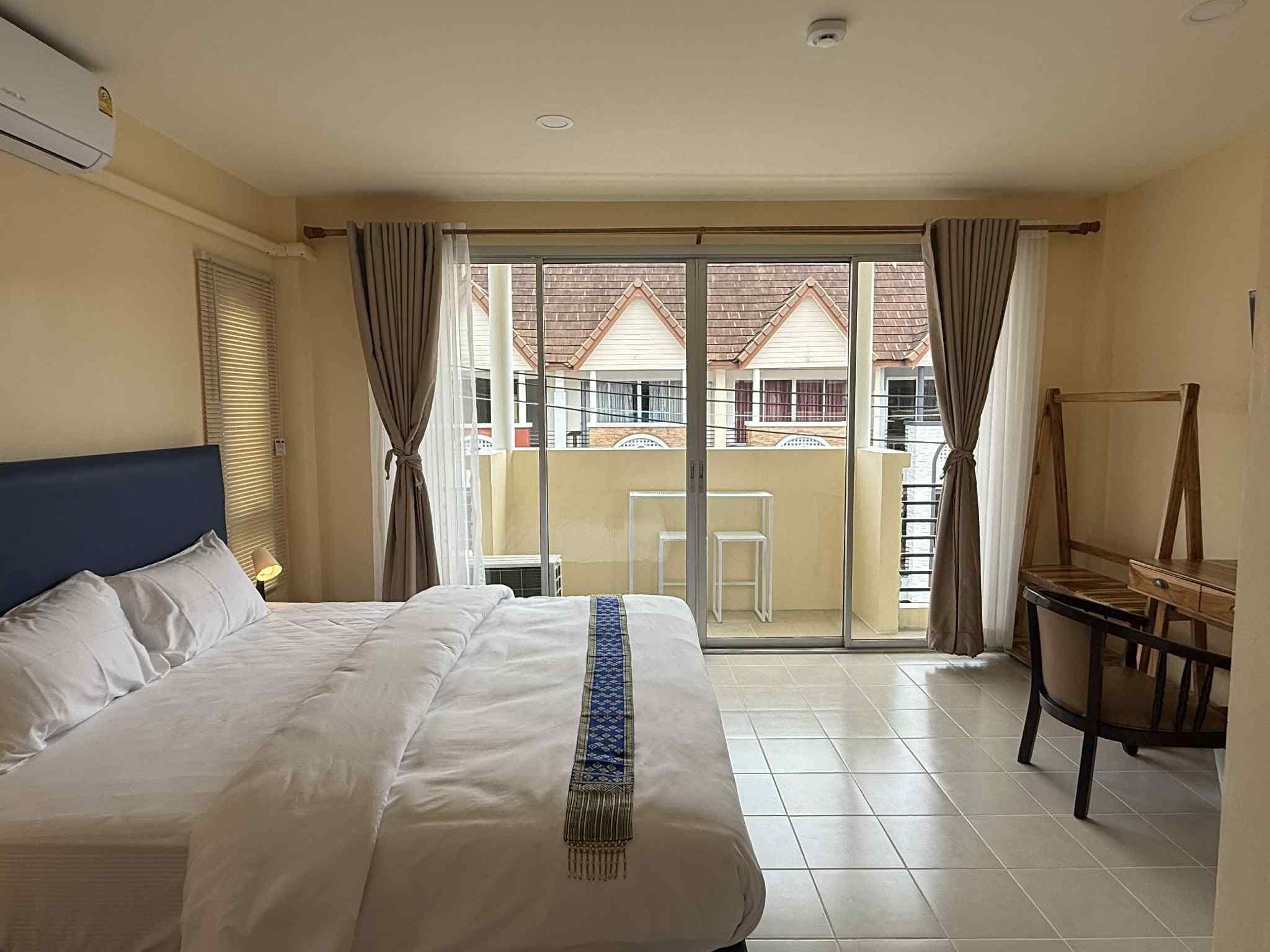 Double Room, 1 King Bed, City View | Desk, laptop workspace