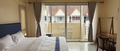 Escritorio y espacio para trabajar con laptop