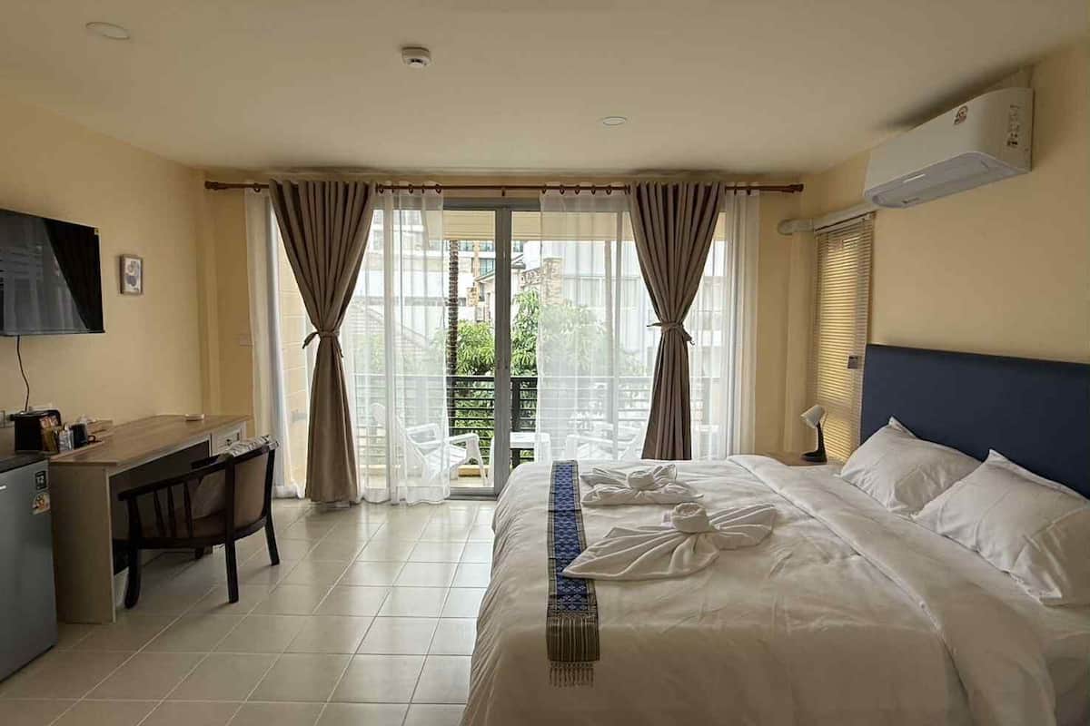 Deluxe Double Room, Garden View | Desk, laptop workspace