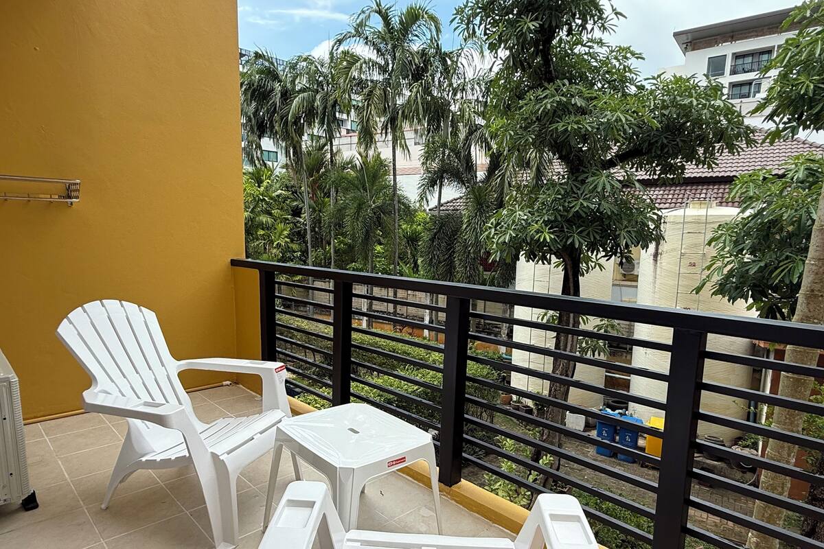 Quarto casal superior, vista para o jardim | Escrivaninha, espaço de trabalho para notebook
