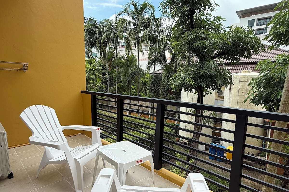 Dobbeltrom – superior, hageutsikt | Skrivebord og skrivebord for bærbar PC