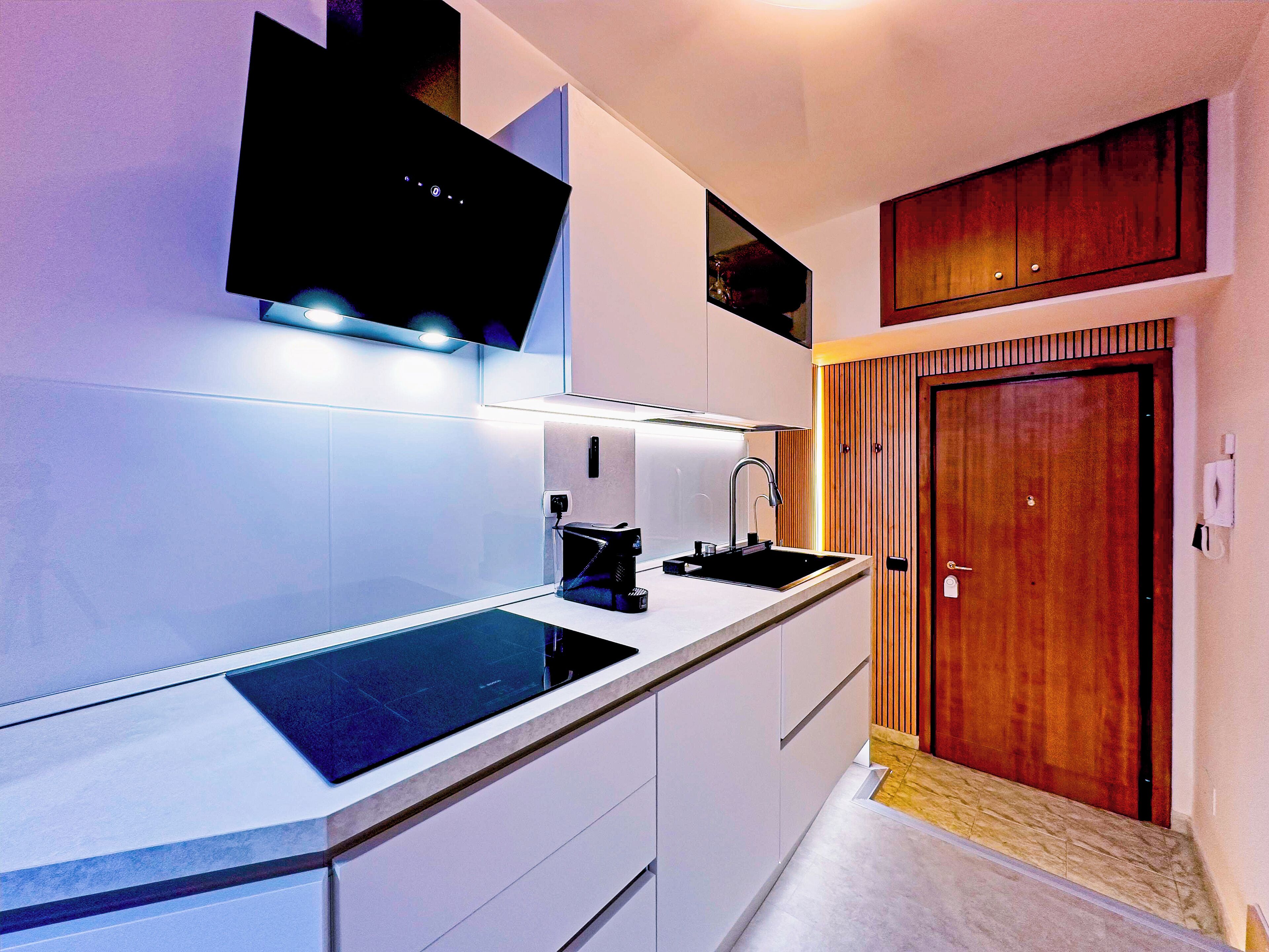 Kühlschrank, Herdplatte, Wasserkocher mit Kaffee-/Teezubehör