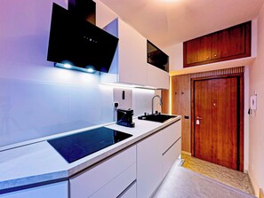 Kühlschrank, Herdplatte, Wasserkocher mit Kaffee-/Teezubehör