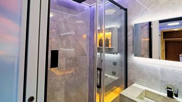 Vasca idromassaggio, asciugacapelli, bidet, asciugamani