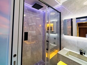 Jetted bath, hair dryer, bidet, towels