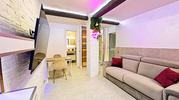 Smart TV, biblioteca musicale, impianto stereo