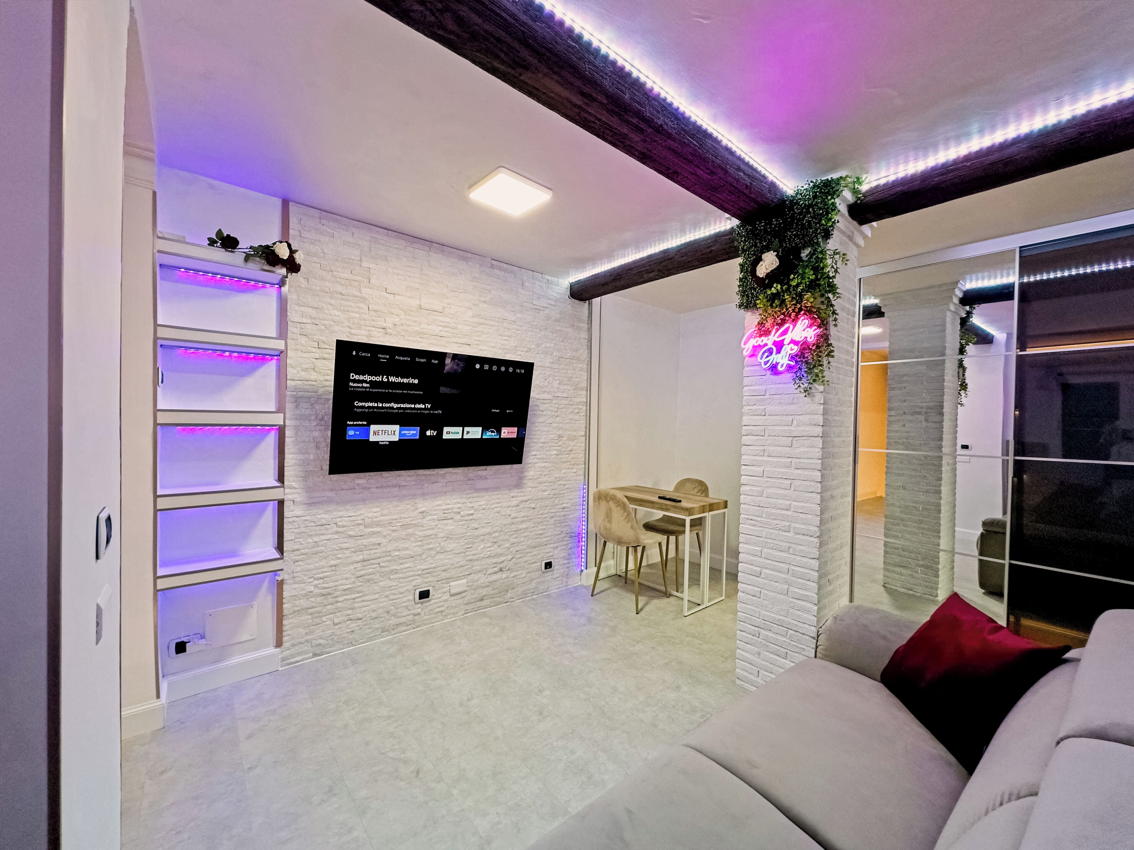 Smart TV, biblioteca musicale, impianto stereo