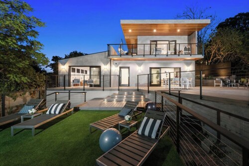 Farley Court - Stylish Hillside Residence With Stunning Views