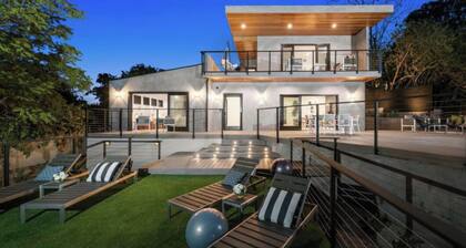 Farley Court - Stylish Hillside Residence With Stunning Views