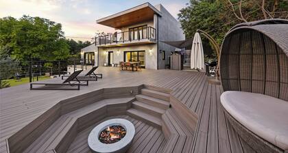 Farley Court - Stylish Hillside Residence With Stunning Views