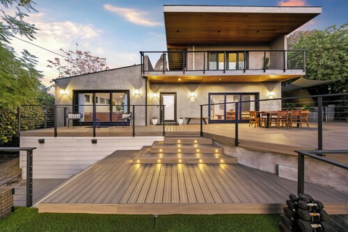 Farley Court - Stylish Hillside Residence With Stunning Views