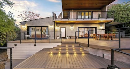 Farley Court - Stylish Hillside Residence With Stunning Views