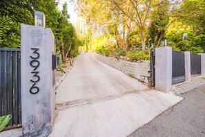 Property grounds - Farley Court - Stylish Hillside Residence With Stunning Views (Studio City)