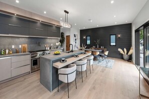 Luxury House, Multiple Beds, Hot Tub, Mountain View (Farley Court) | Private kitchen