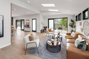 Luxury House, Multiple Beds, Hot Tub, Mountain View (Farley Court) | Living area