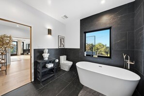 Casa de lujo, varias camas, bañera de hidromasaje, vistas a la montaña (Farley Court) | Baño | Toallas