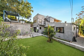 Property grounds - Farley Court - Stylish Hillside Residence With Stunning Views (Studio City)