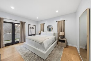 Luxury House, Multiple Beds, Hot Tub, Mountain View (Farley Court) | 3 bedrooms, individually decorated, individually furnished, desk - Farley Court - Stylish Hillside Residence With Stunning Views (Studio City)