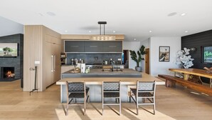 Casa de lujo, varias camas, bañera de hidromasaje, vistas a la montaña (Farley Court) | Cocina privada