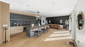 Casa de lujo, varias camas, bañera de hidromasaje, vistas a la montaña (Farley Court) | Cocina privada