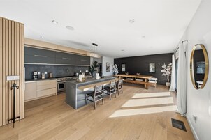 Casa de lujo, varias camas, bañera de hidromasaje, vistas a la montaña (Farley Court) | Cocina privada