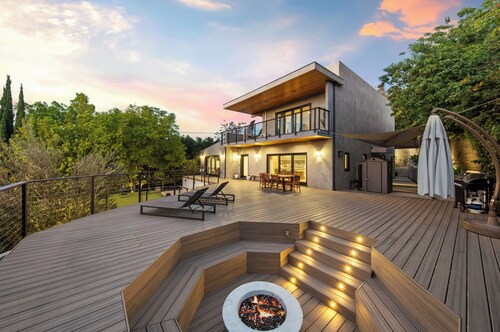 Farley Court - Stylish Hillside Residence With Stunning Views
