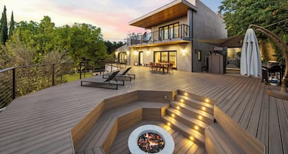 Farley Court - Stylish Hillside Residence With Stunning Views