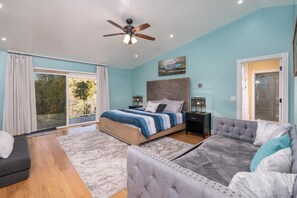 5 bedrooms, iron/ironing board, WiFi, bed sheets