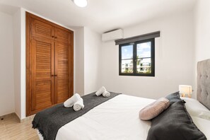 3 bedrooms, in-room safe, free WiFi, bed sheets