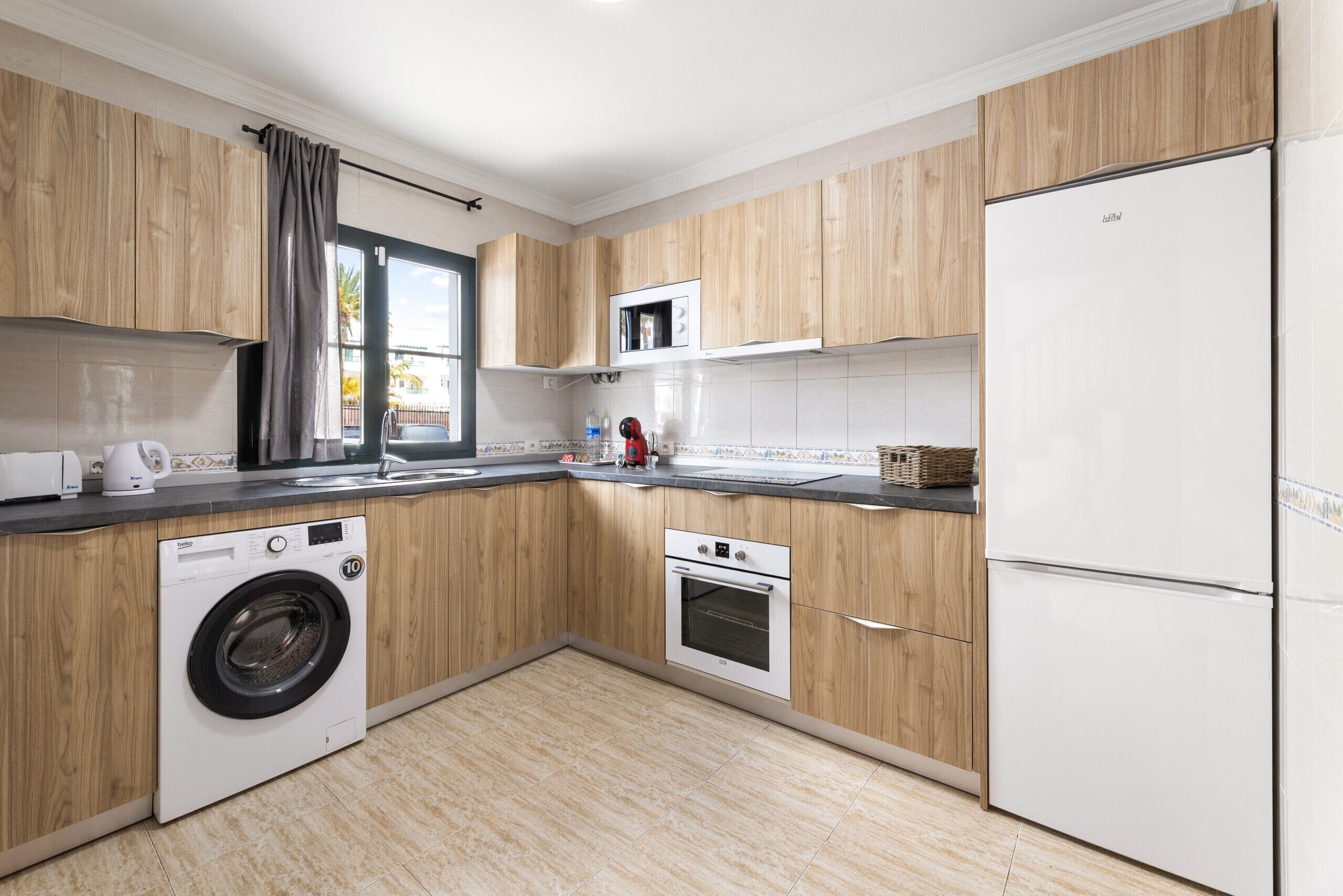 Frigorífico, microondas, horno y cafetera o tetera