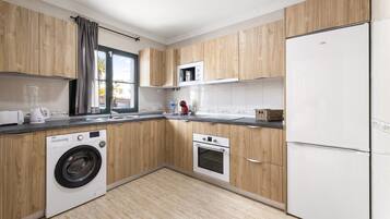 Fridge, microwave, oven, coffee/tea maker