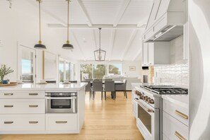 Microwave, oven, stovetop, dishwasher - Vineyard Views w/ Pool & Game Room Near Trails | Beginnings Ranch & Vineyard (Paso Robles)