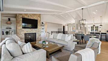 Smart TV, lareira, videogames, mesa de pingue-pongue