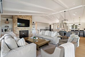 Smart-TV, Kamin, Videospiele, Tischtennisplatte